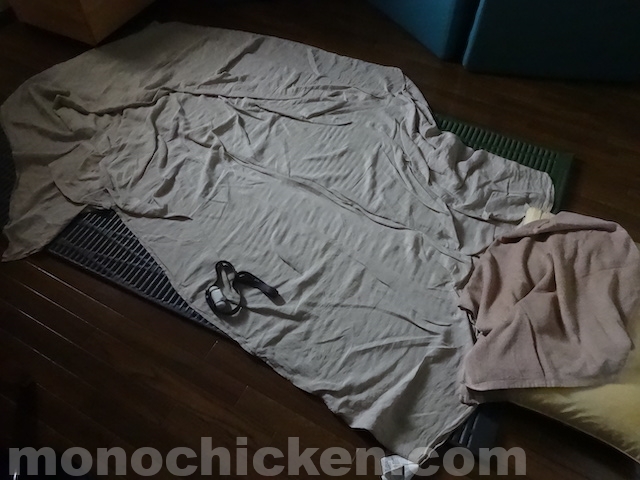 家で寝袋とテントマットで寝る暮らしと「膝」との関係　画像