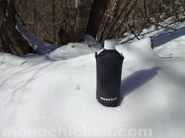 冬山でペットボトルを凍らせたくない時に使うカバーテスト/ペットボトルサーモカバー0.5L モンベル　画像