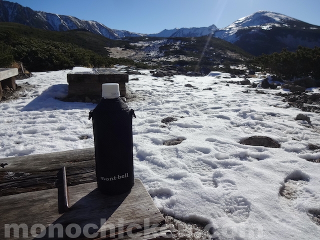 冬山でペットボトルを凍らせたくない時に使うカバーテスト/ペットボトルサーモカバー0.5L モンベル　画像
